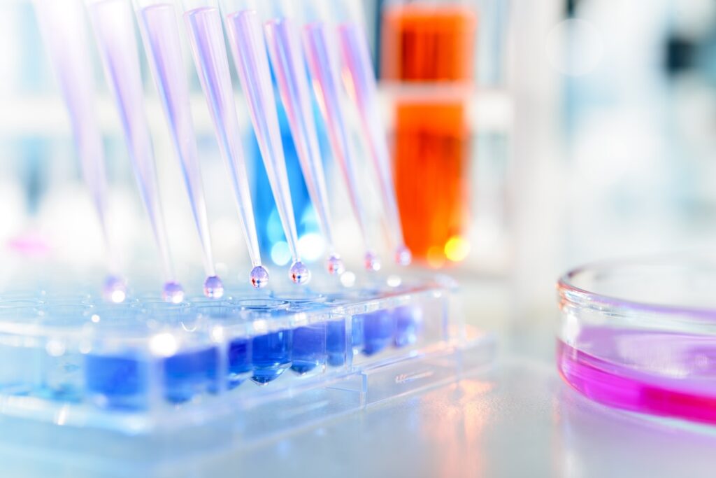 pipette injecting liquid into a microtiter plate