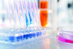 pipette injecting liquid into a microtiter plate