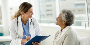 A doctor and patient discuss how to manage NSCLC treatment side effects.