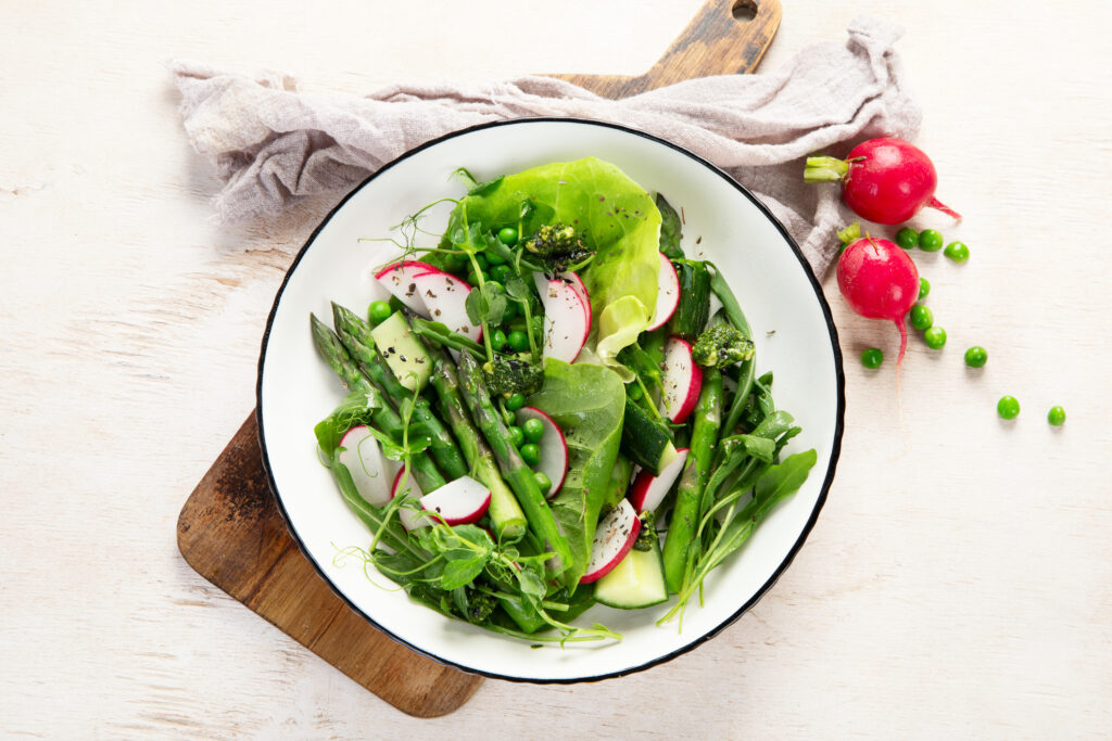 Green salad with asparagus and radish and peas