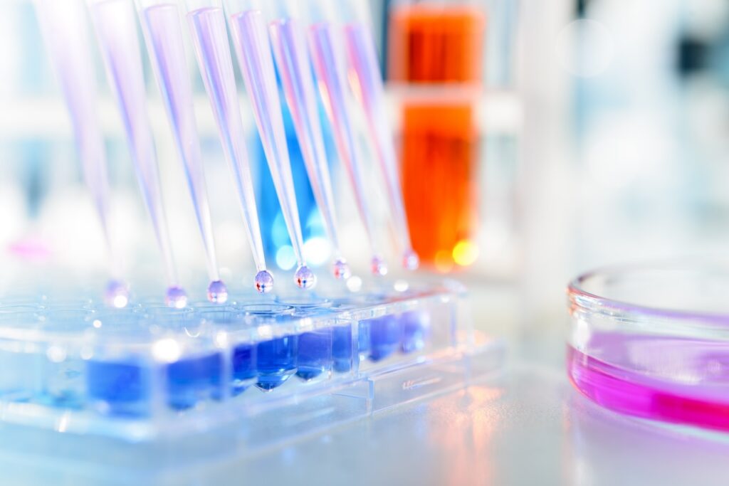 Multichannel pipette injecting liquid into a microtiter plate